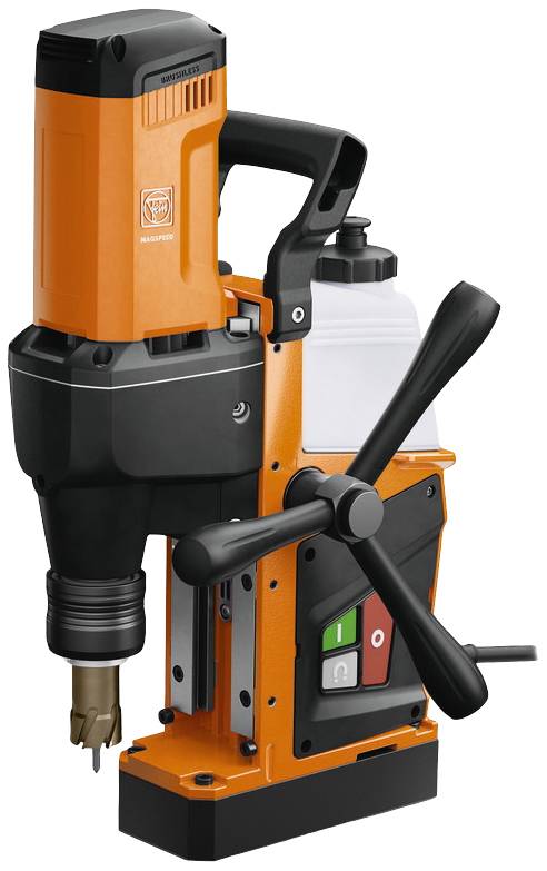 Machine de forage magnétique orange avec levier de commande, panneau de contrôle et réservoir de liquide de refroidissement, conçue pour une utilisation sur des surfaces métalliques.