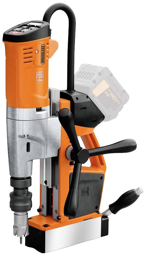 Une perceuse magnétique orange et grise, utilisée pour des travaux de perçage précis sur des surfaces métalliques.