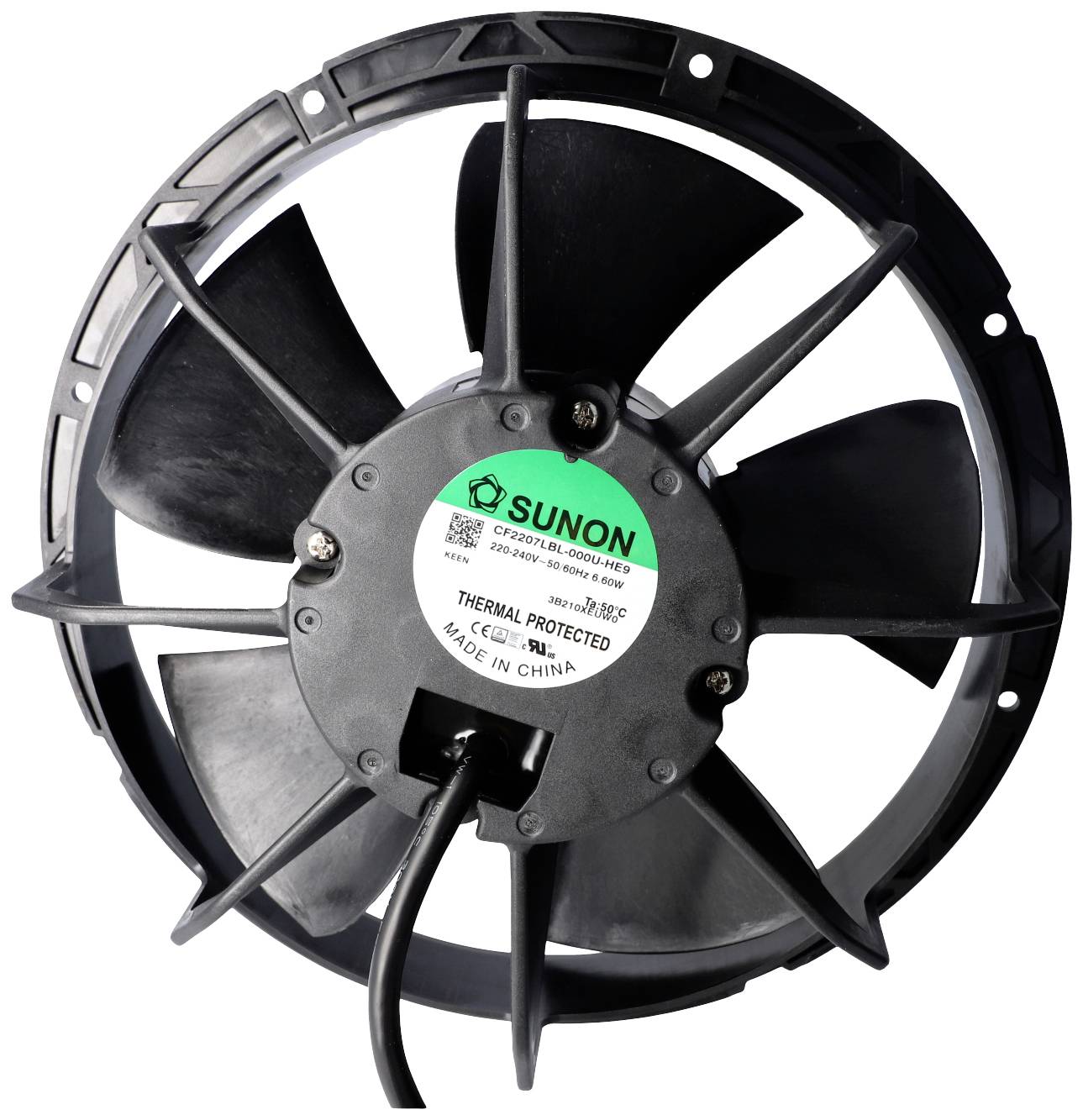 Un ventilateur noir à plusieurs pales. Sur un autocollant central est inscrit le nom de marque 'SUNON'.