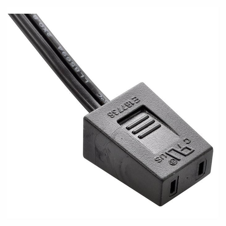 Un appareil électrique noir avec une connexion enfichable portant l'inscription 'C13' et '10A 250V~', adapté pour connecter des appareils électriques.