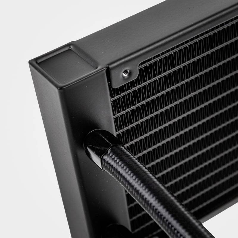 Partie d'un refroidisseur à eau noir pour ordinateur, avec des ailettes et des tubes qui améliorent l'évacuation thermique.