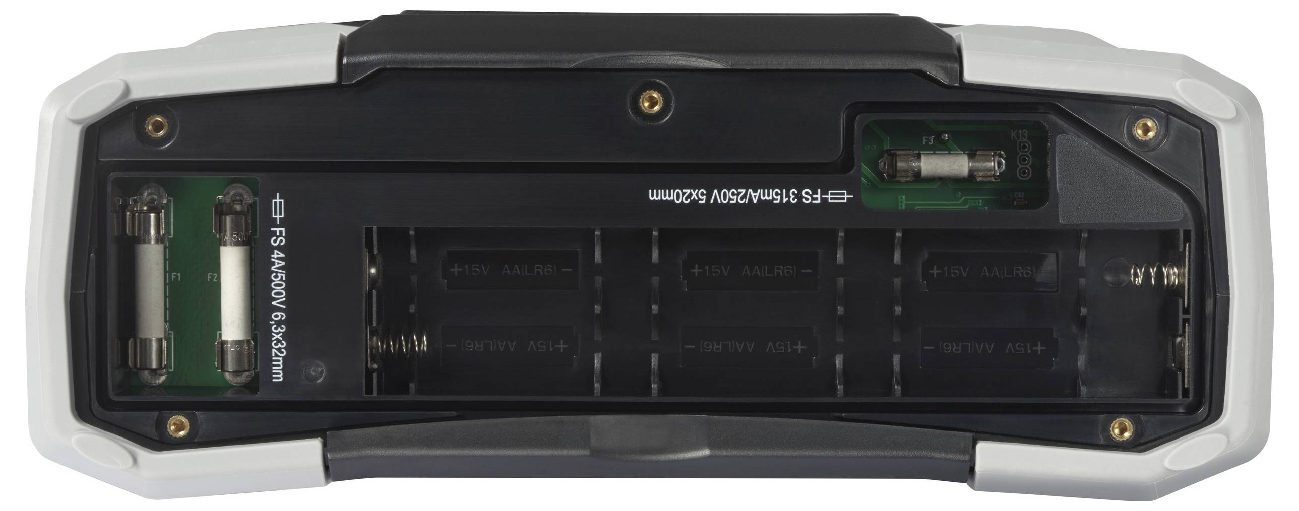 Un compartiment de batterie d'un appareil montrant des emplacements pour les batteries et des fusibles installés, avec des étiquettes indiquant la tension et le type d'utilisation.