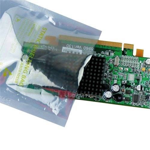 Une carte graphique repose sur un emballage antistatique. Elle présente des circuits visibles, des connecteurs et des dissipateurs thermiques.