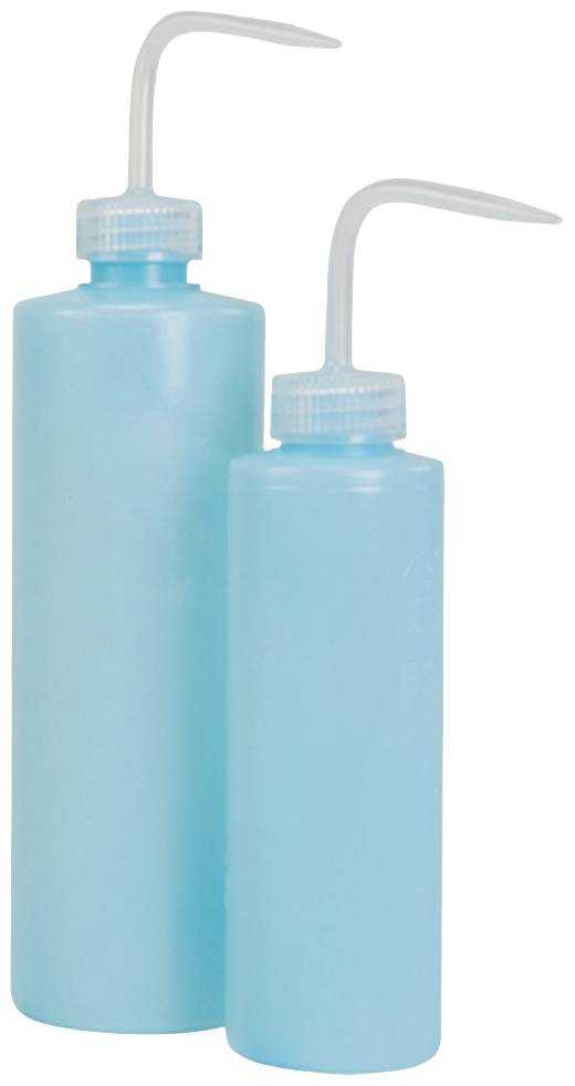 Deux bouteilles en plastique bleu avec un bec long et courbé, typiques des applications de laboratoire ou de l'entretien des plantes.