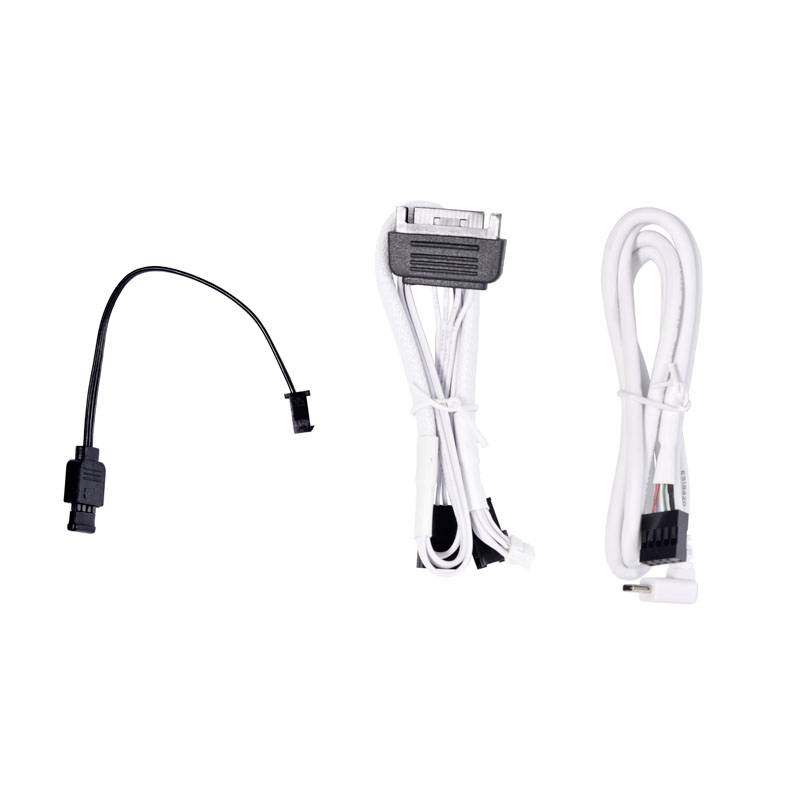 Trois câbles sur un fond blanc : un court câble adaptateur noir, un câble SAT blanc avec clip et un câble USB blanc.