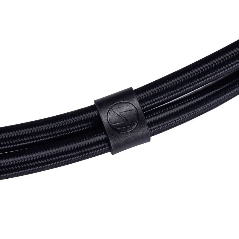 Câbles tressés noirs, regroupés avec un bracelet en cuir, portant une gravure. Conviennent pour des connexions audio de haute qualité.