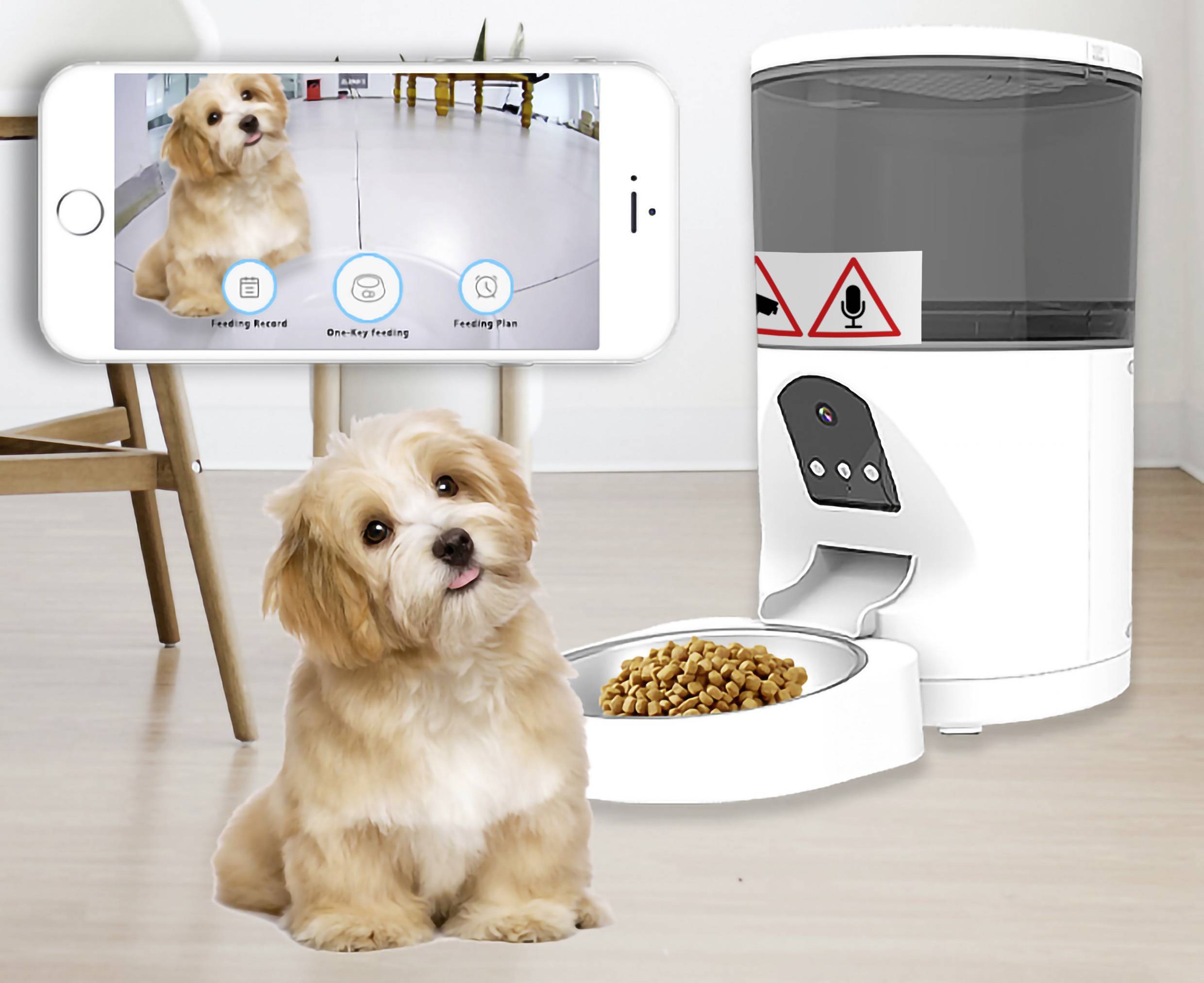 Un petit chien est assis devant un distributeur de nourriture, tandis que son image est visible sur un smartphone via une application caméra.