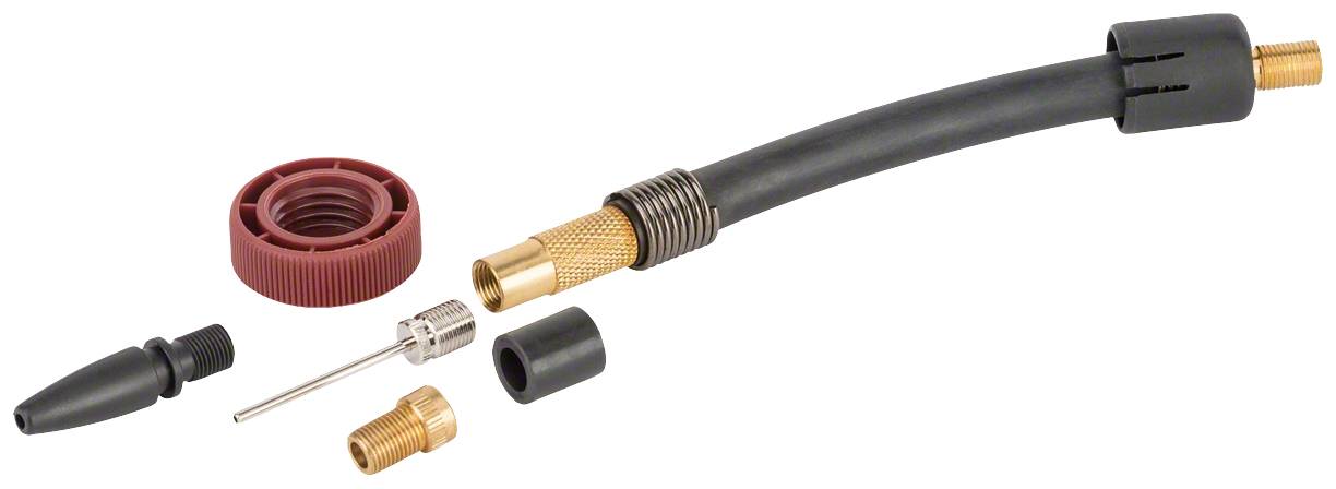 Plusieurs adaptateurs de valve de vélo et accessoires, dont un tuyau flexible, des adaptateurs à filetage et des embouts de valve, sur un fond blanc.
