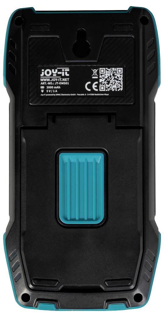 Le dos d'un appareil électronique avec un code QR, des informations sur le produit et une encoche bleue pour la prise en main, entouré d'un boîtier noir.