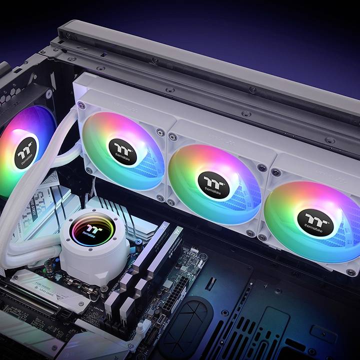 Boîtier d'ordinateur avec paroi latérale ouverte montrant des ventilateurs RGB colorés et un système de refroidissement à eau pour processeur sur une carte mère.