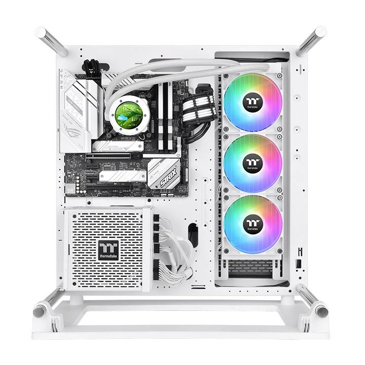 Un boîtier d'ordinateur ouvert avec des composants visibles : carte mère, carte graphique, alimentation et trois ventilateurs RGB.