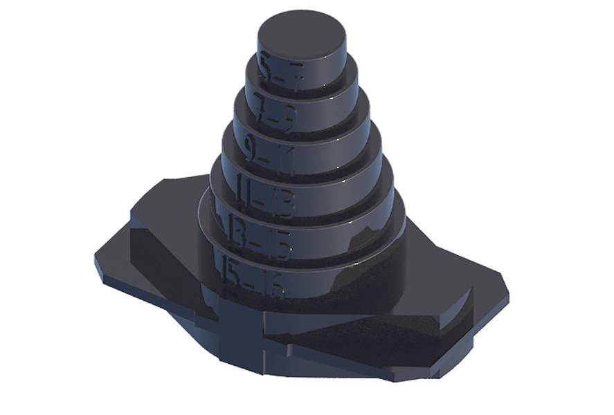 Un objet pyramidal empilé avec des niveaux numérotés de 1 à 5. Surface noire et brillante reposant sur un socle.