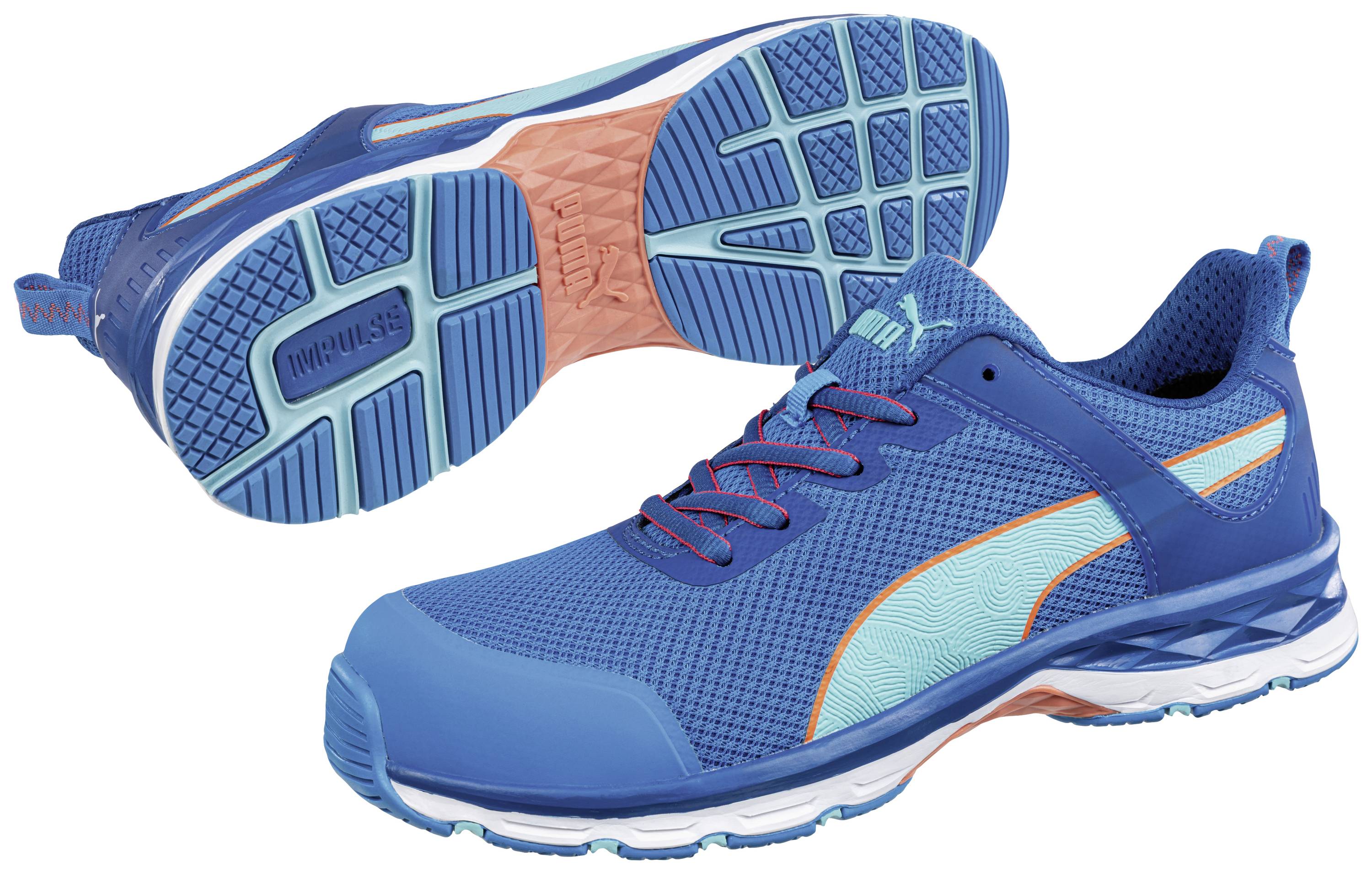 Chaussures de sport : Une paire de baskets bleues avec des détails orange et turquoise. Elles ont une semelle profilée et des lacets.