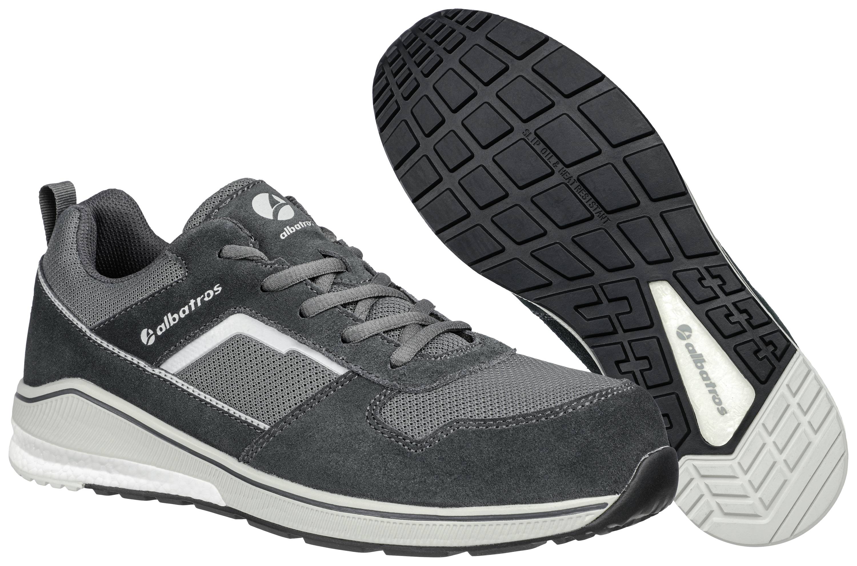 Chaussures de sport grises et noires avec semelle en caoutchouc et lacets, nom de marque 'albatros' représenté sur le côté et la semelle.