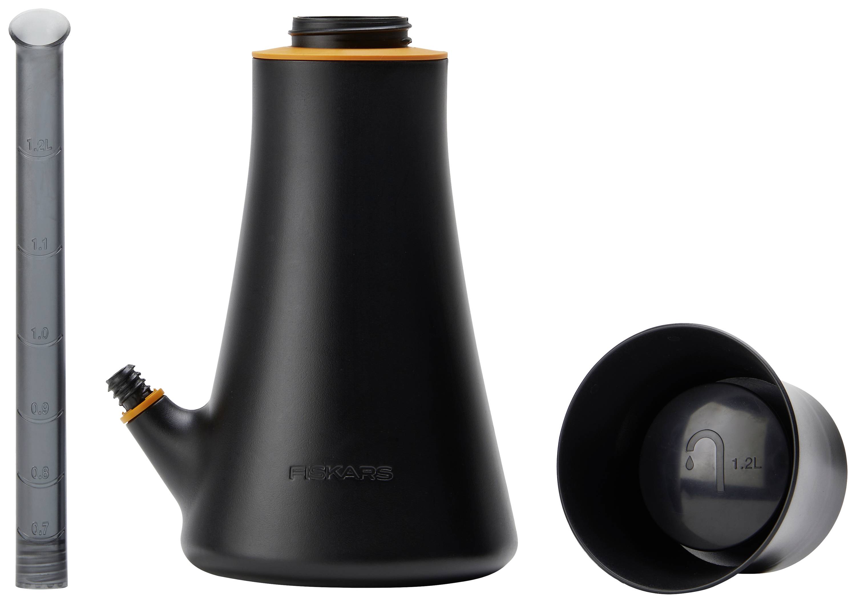 Bouilloire noire, ouverte avec une échelle de volume d'eau et un couvercle amovible. À côté, un récipient doseur transparent.