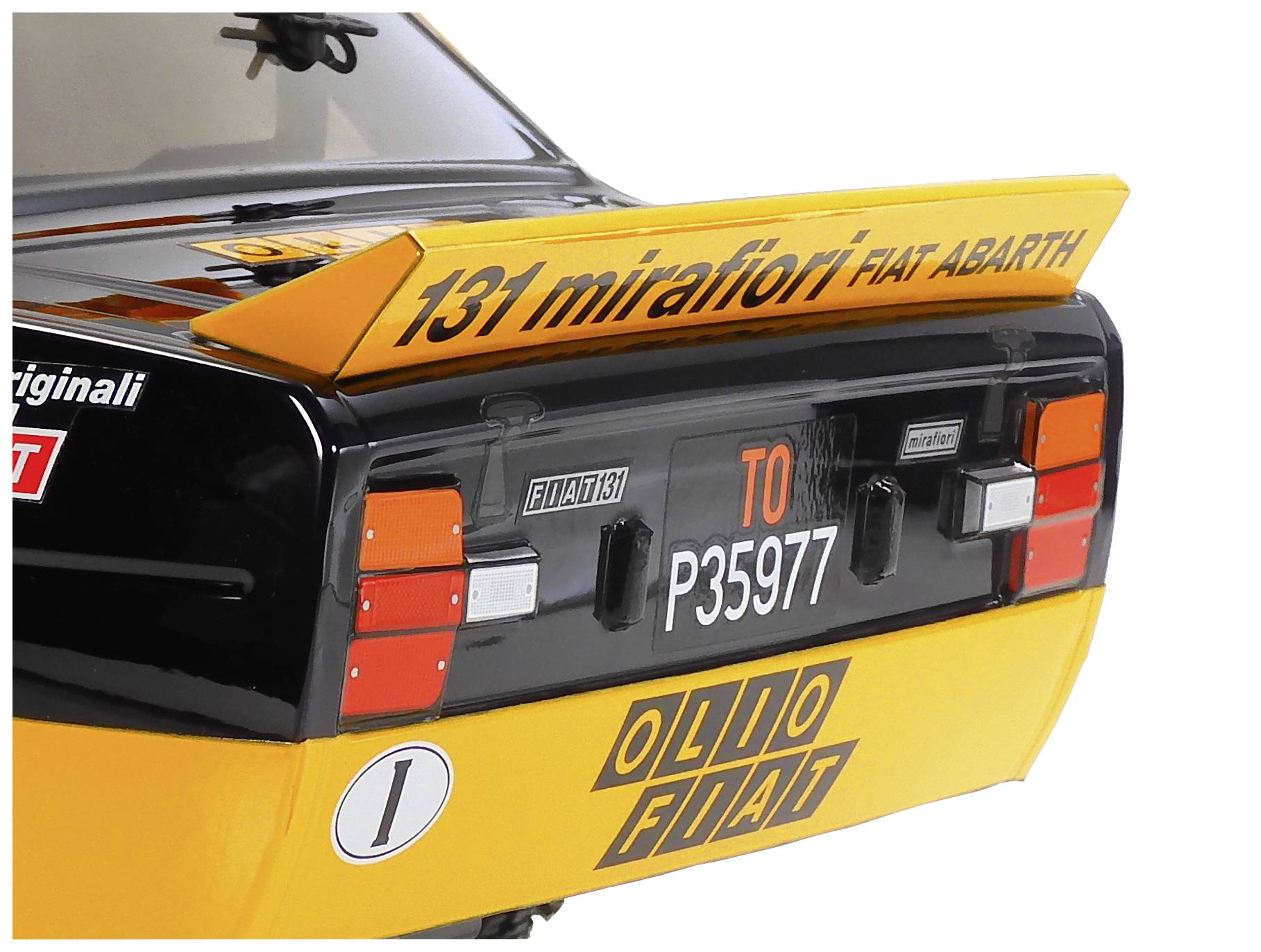 Un Fiat 131 Mirafiori Abarth avec un aileron arrière jaune et une plaque d'immatriculation. Autocollants : '131 mirafiori', 'Olio Fiat', 'Fiat Abarth'.