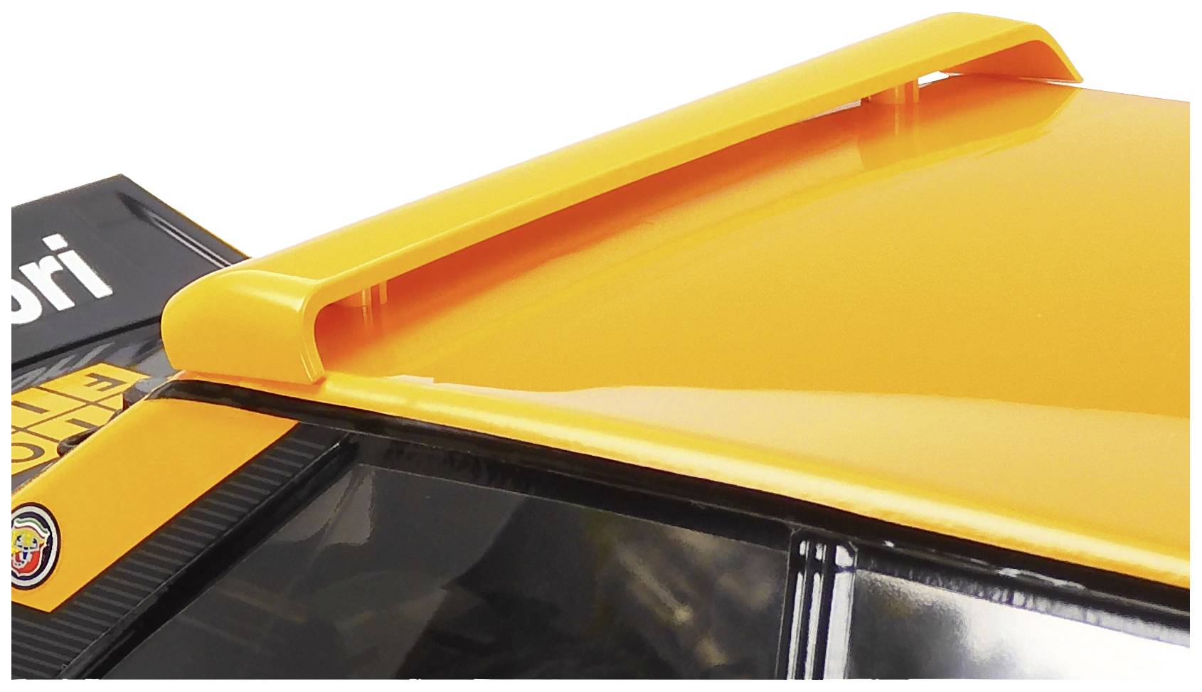Un aileron orange sur le toit d'un véhicule, à côté d'un logo partiellement visible.