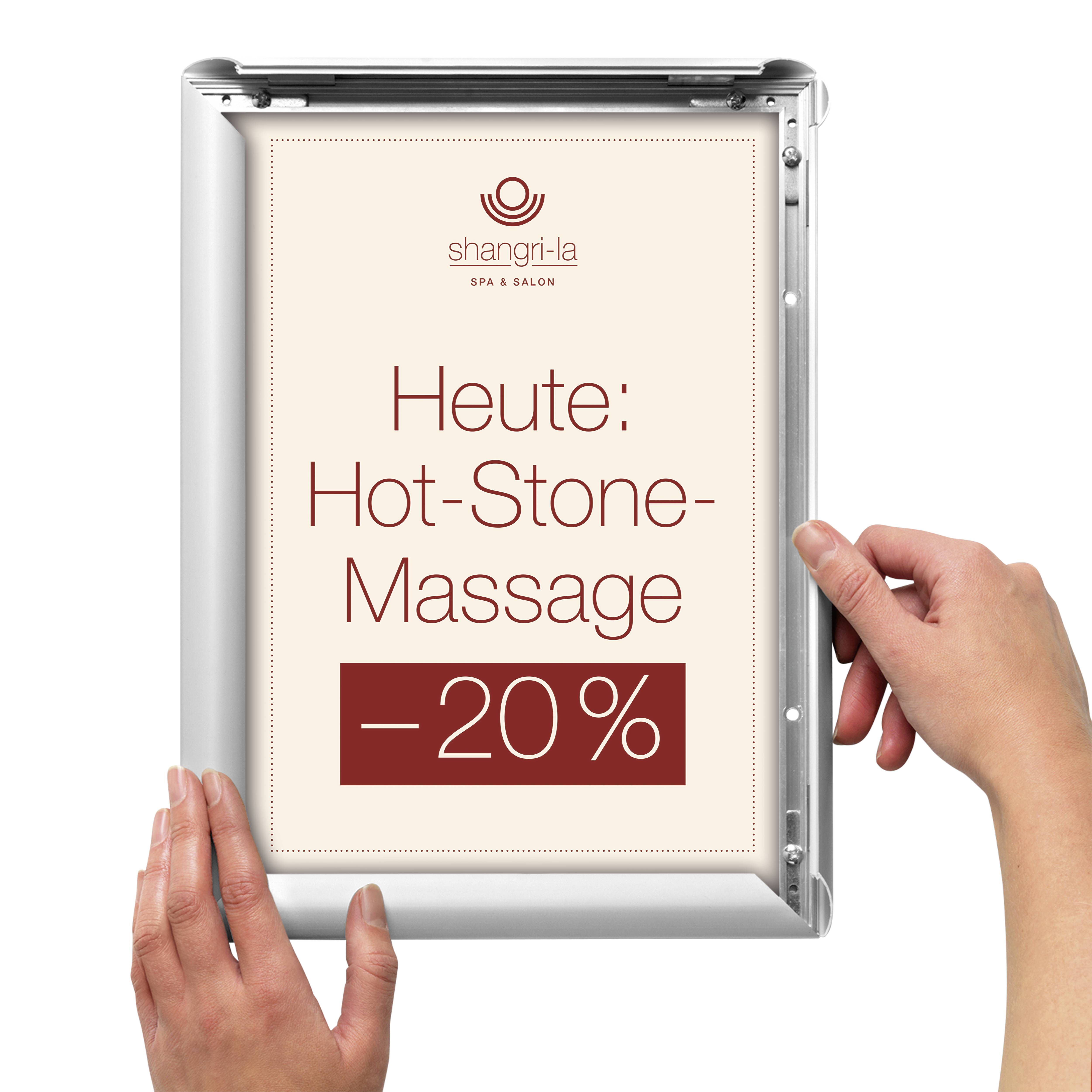 Un panneau portant l'inscription 'Aujourd'hui : Massage aux pierres chaudes -20%' tenu à la main. En haut est inscrit 'Shangri-La Spa & Salon'.
