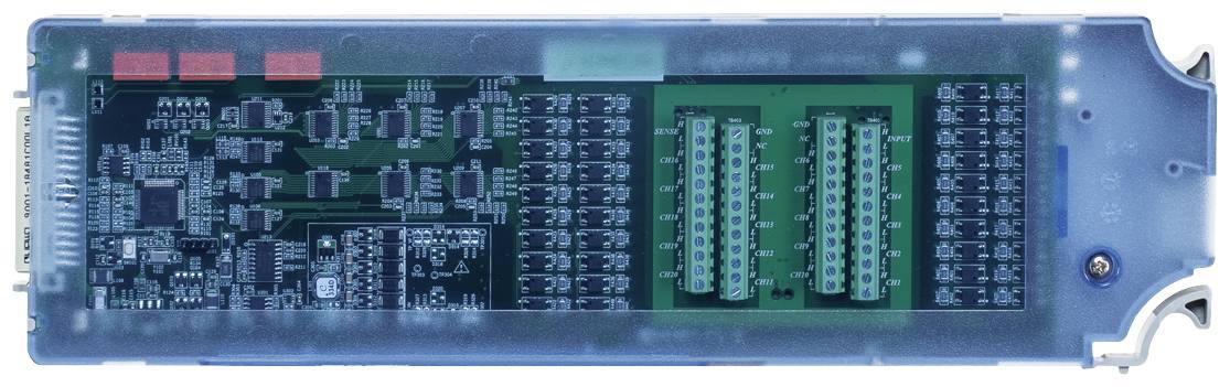 Circuit électronique avec plusieurs circuits intégrés et composants, incluant des modules de conception verts et bleus.