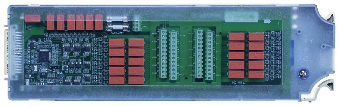 Circuit électronique avec des composants rouges et verts et un couvercle bleu. Carte mère principale destinée au contrôle ou au traitement des signaux.