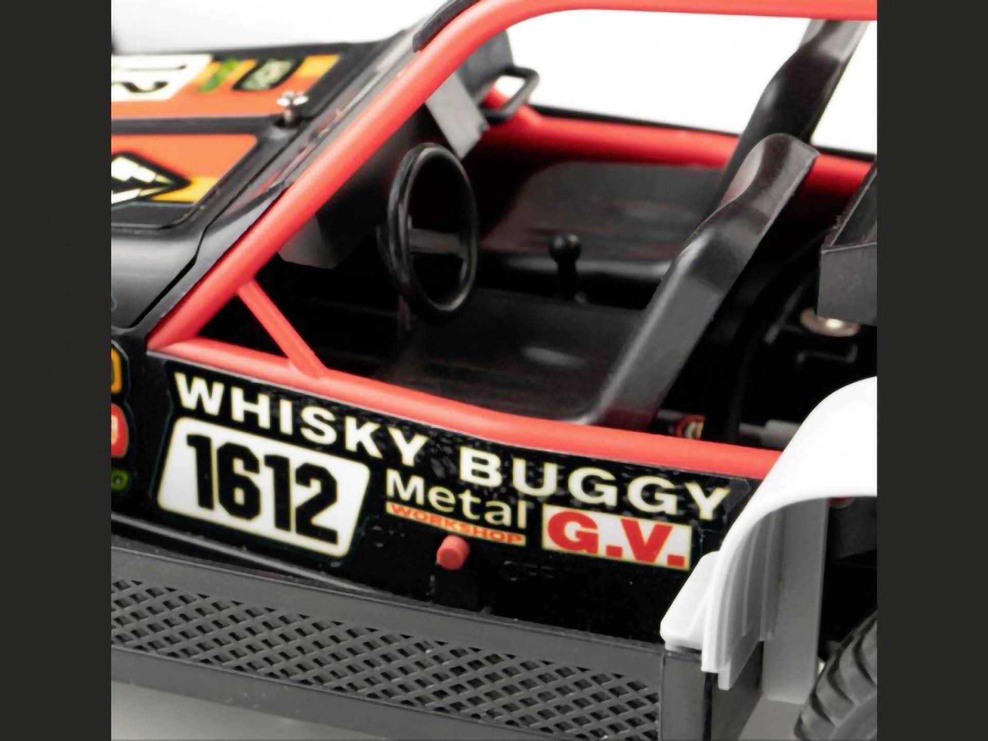 Gros plan sur un jouet de buggy avec l'inscription 