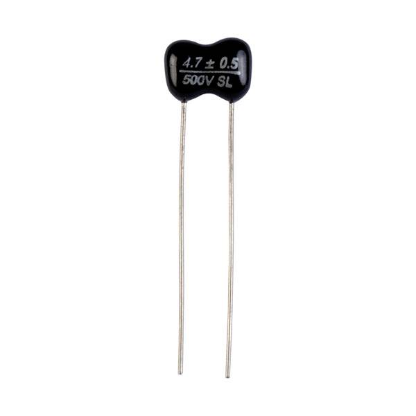 Kondensator mit der Aufschrift '4.7 ± 0.5, 500V SL', schwarze Hülle und zwei Metallbeine.