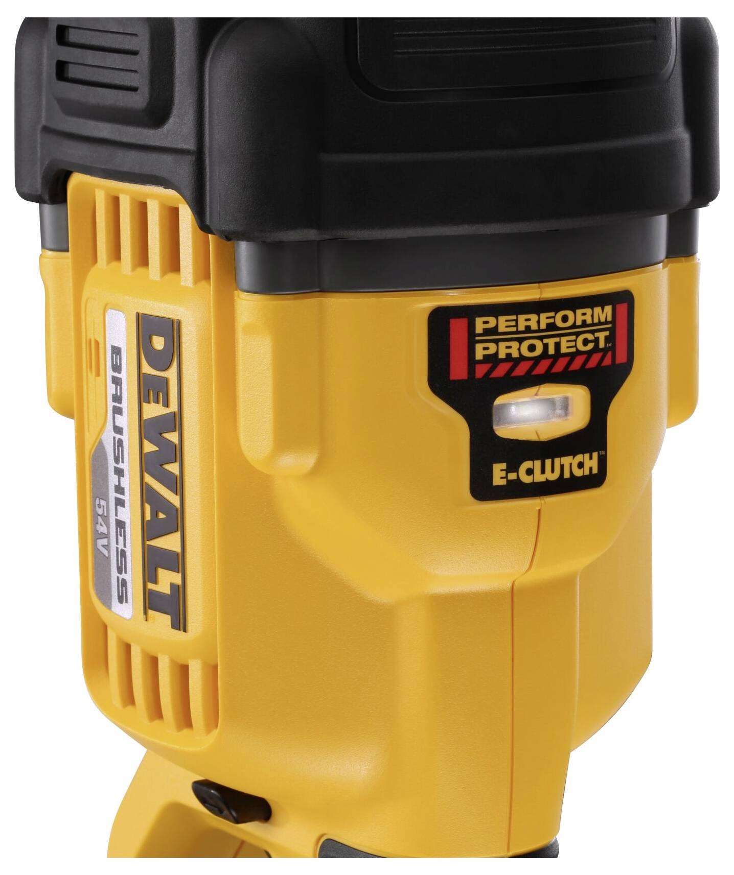 Gros plan d'un outil électrique jaune portant les inscriptions 'DEWALT 54V' et 'PERFORM PROTECT E-CLUTCH' sur le côté.