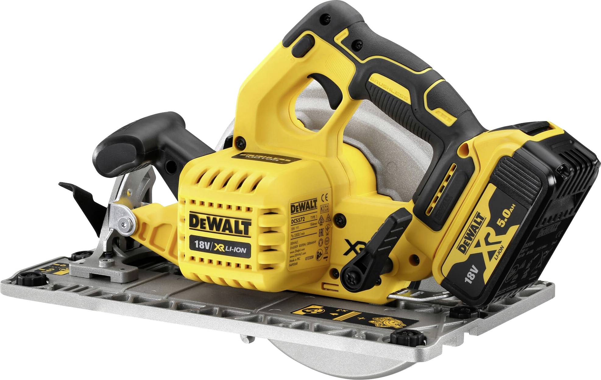 Une scie circulaire sans fil jaune et noire avec une lame ronde, adaptée aux travaux sur bois, sur un fond blanc.