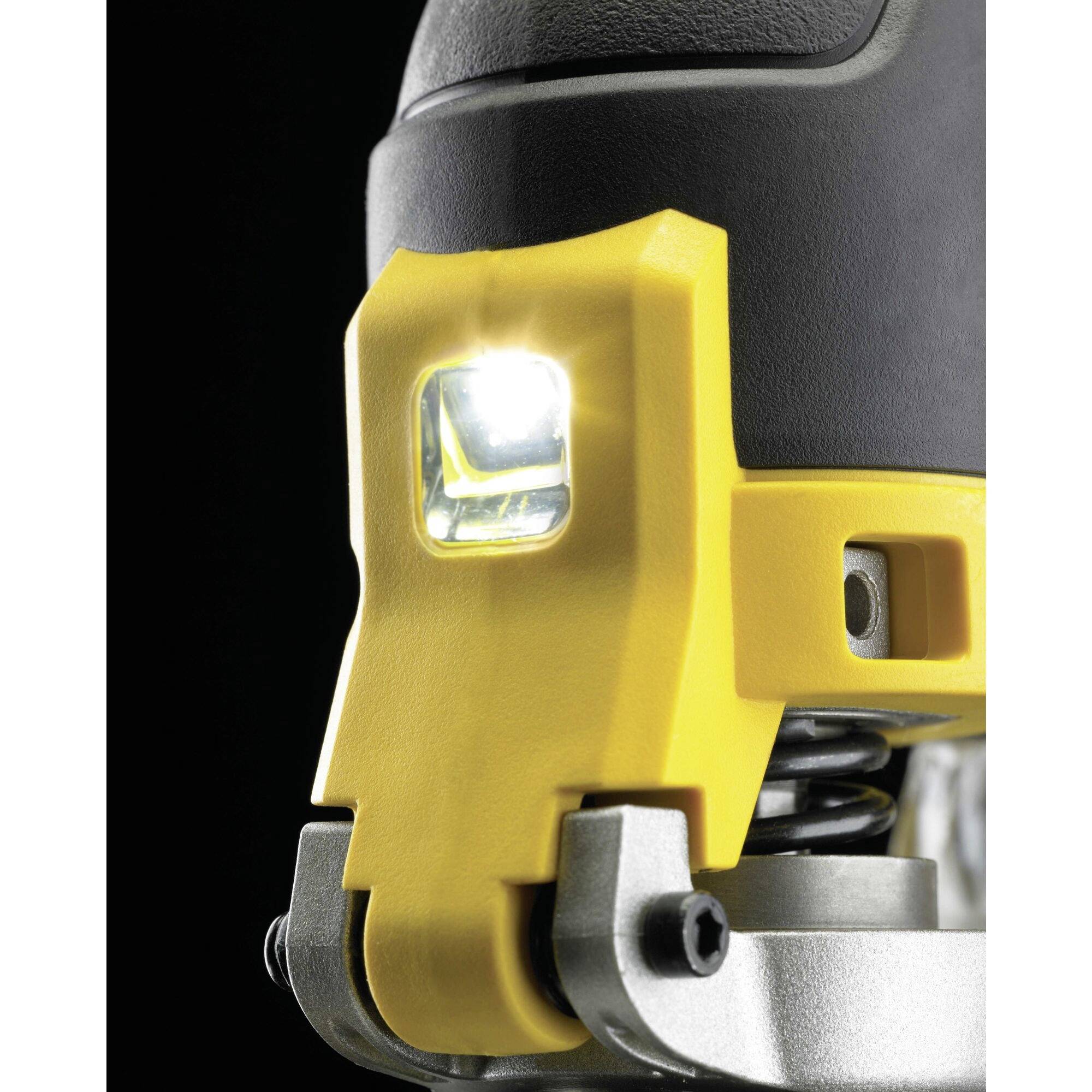 Sur un fond noir, une lumière LED luminescente est visible sur un outil de travail jaune offrant de la stabilité.