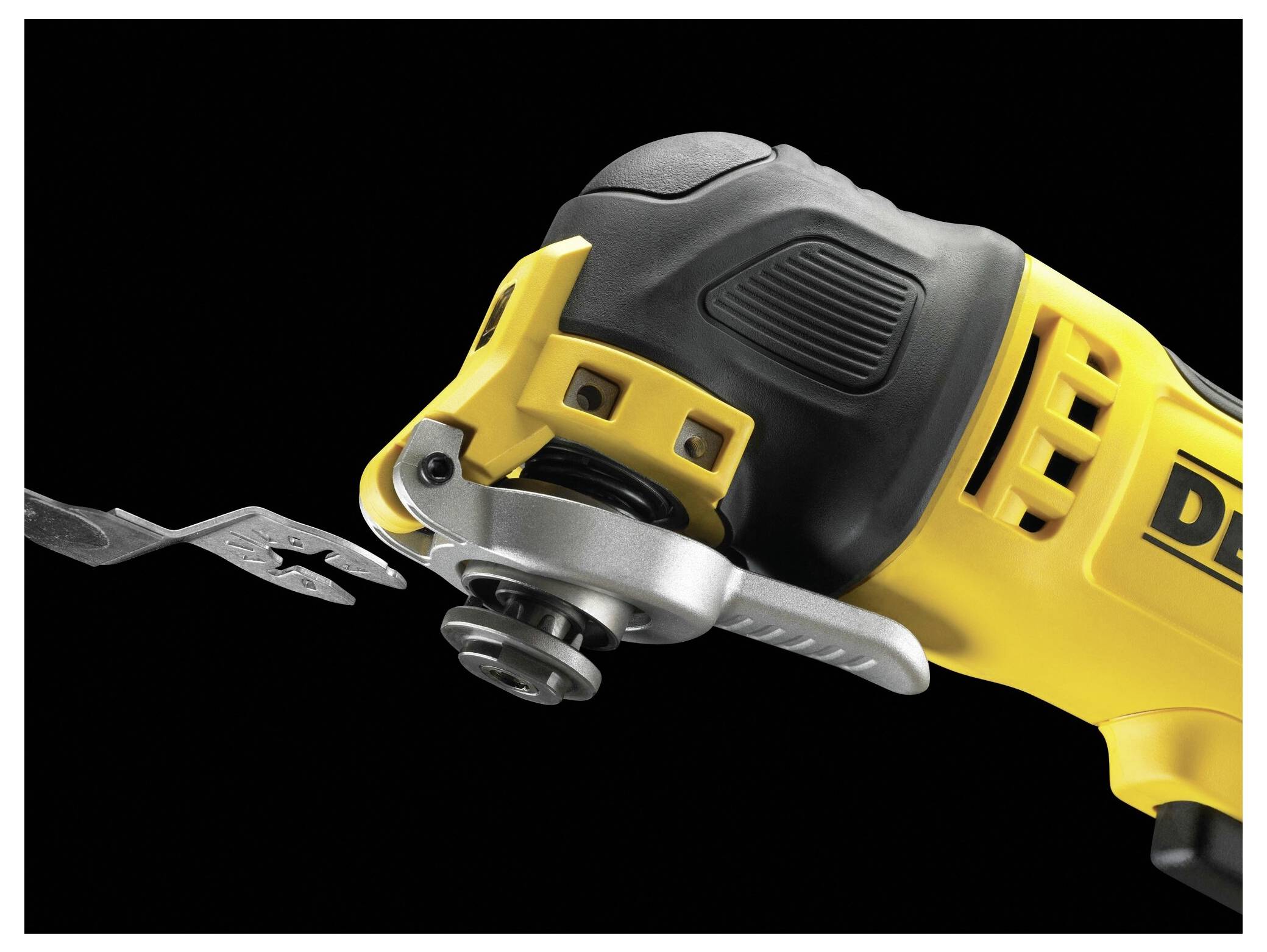 Outil multifonction électrique avec lame de scie en gros plan ; design jaune et noir ; adapté aux travaux de bricolage et aux applications polyvalentes.