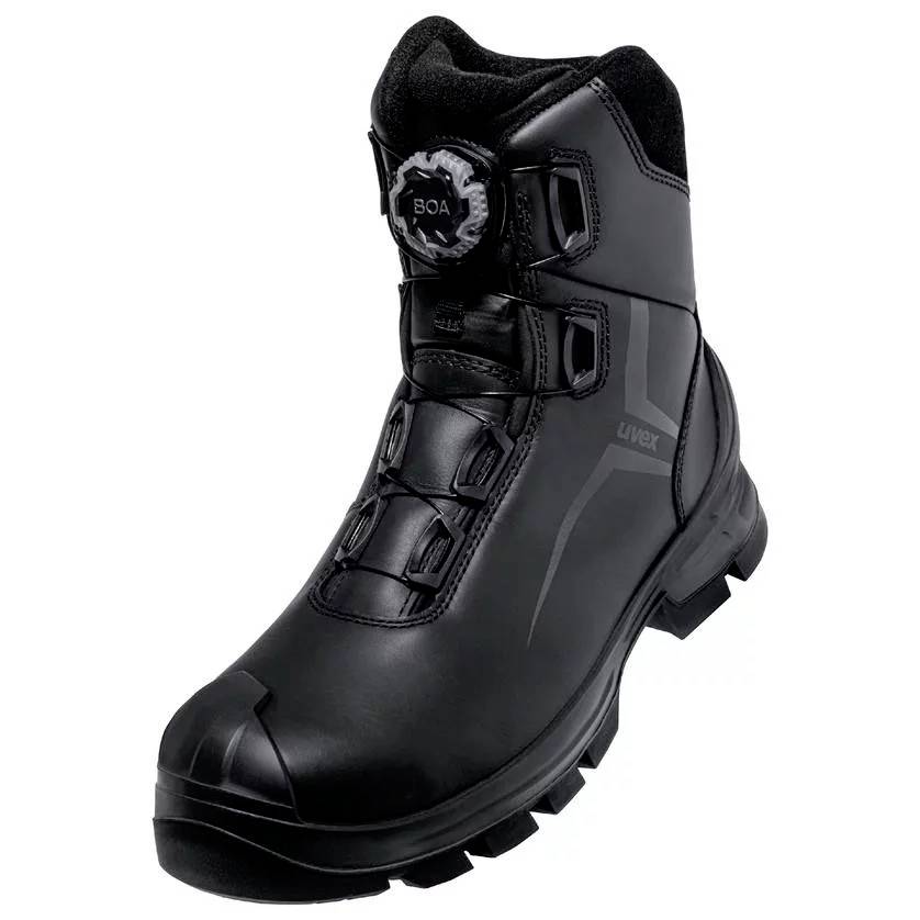 Chaussure de sécurité noire avec fermeture à molette ; design robuste, détails réfléchissants, semelle antidérapante. Idéale pour les environnements de travail.