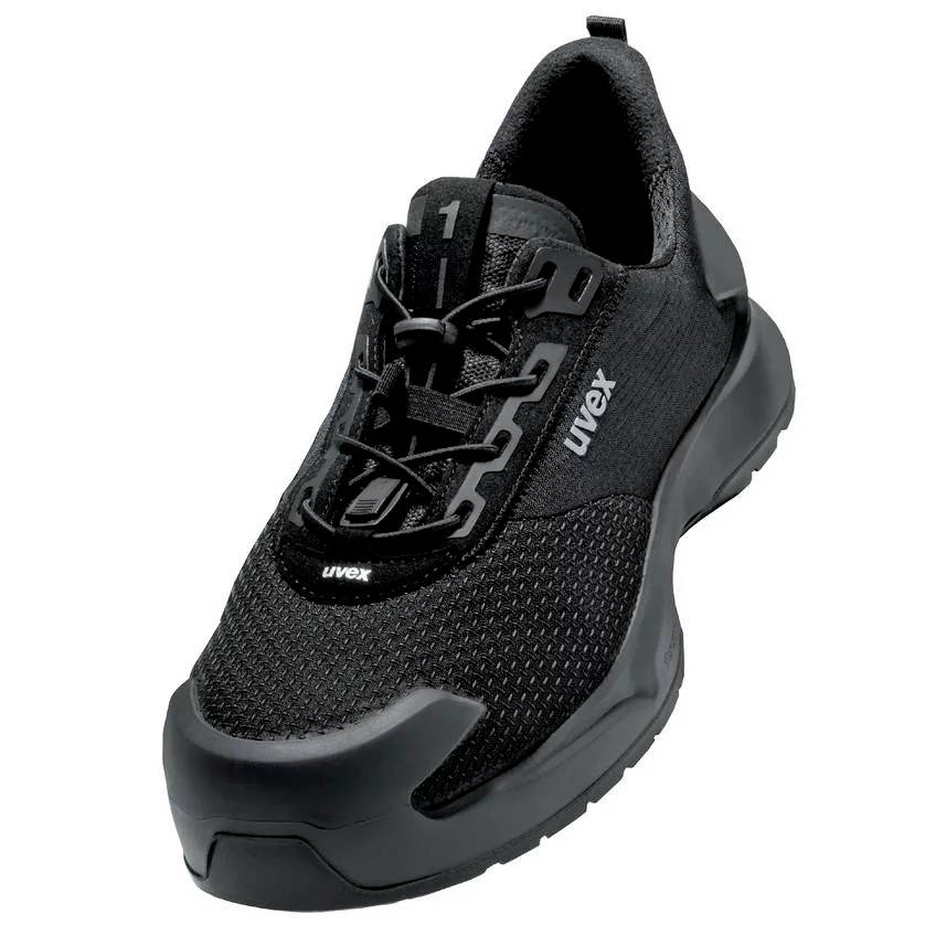 Une chaussure de sport noire à semelle épaisse, en matériau respirant, portant l'inscription 'uvex' sur le côté.