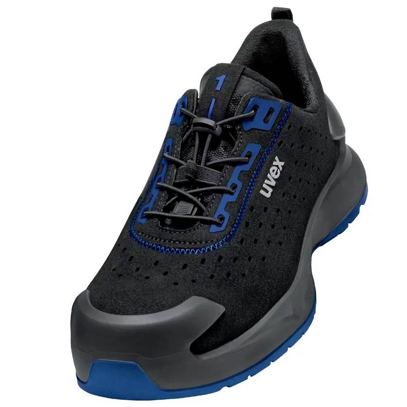 Une chaussure de sécurité noire avec des accents bleus et une coque de protection renforcée à l'avant.