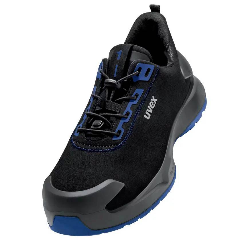 Chaussure de sécurité noire avec des détails bleus et semelle antidérapante. Logo de la marque visible sur le côté.
