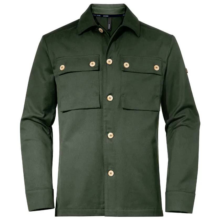 Veste vert foncé avec col et boutons en bois. Elle comporte deux poches de poitrine avec des fermetures à boutons.