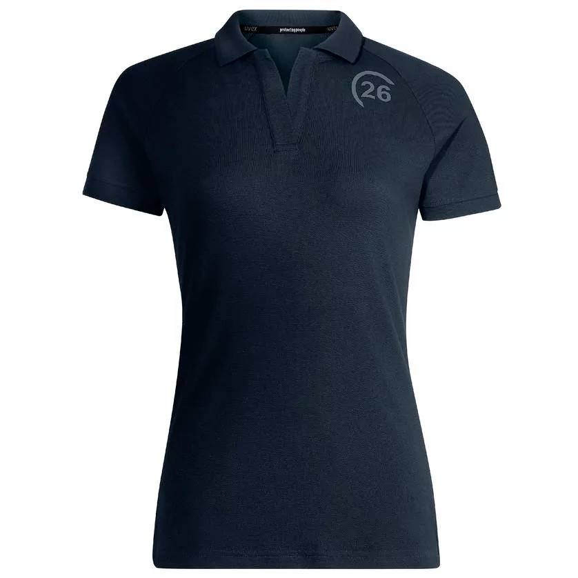 Un polo pour femme bleu marine avec col et manches courtes. Le chiffre '26' est visible sur la poitrine.
