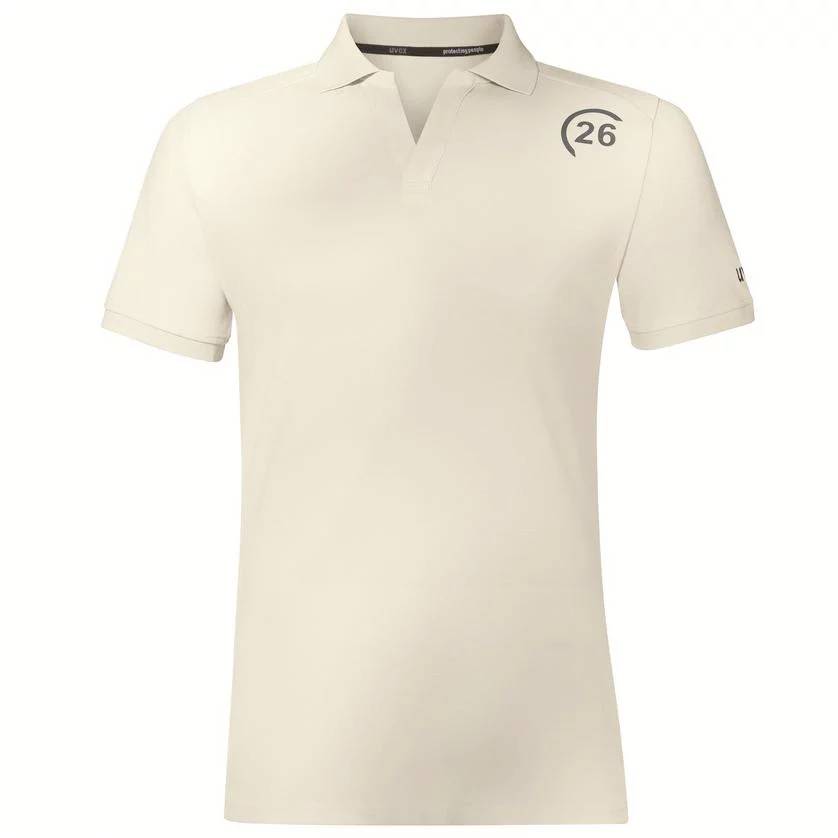 Une polo claire avec le numéro '26' sur la poitrine. Idéal pour des occasions décontractées.
