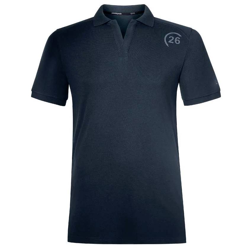 Un polo bleu foncé avec un col court et le numéro '26' sur le côté gauche de la poitrine.