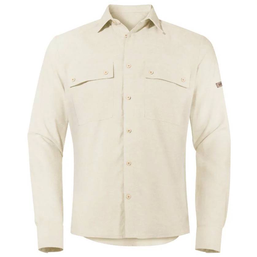 Chemise beige à manches longues avec boutonnière et deux poches poitrine, adaptée aux occasions formelles ou à une tenue décontractée.