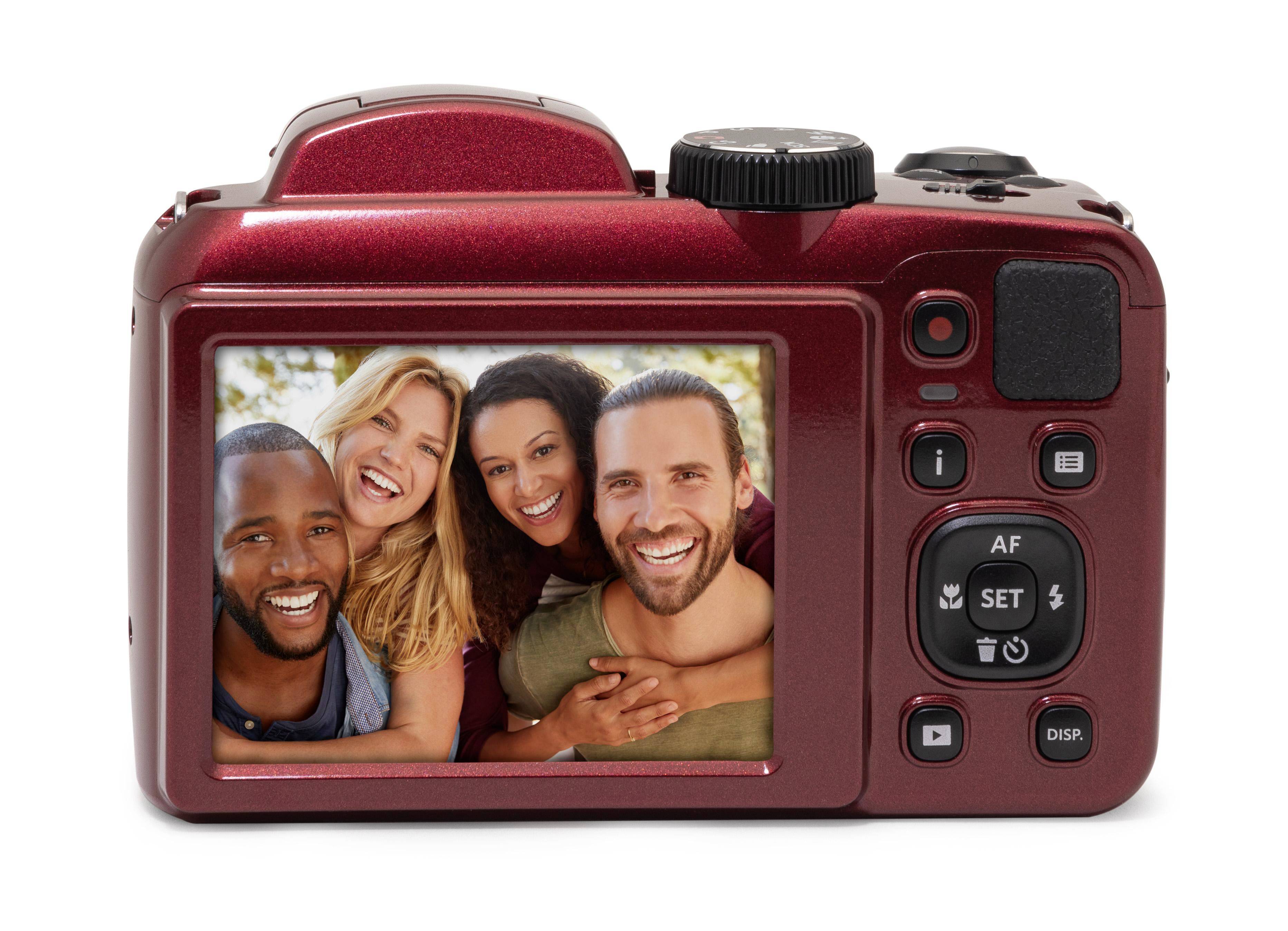 Le dos d'un appareil photo numérique rouge affiche un écran avec une image de quatre personnes souriantes.