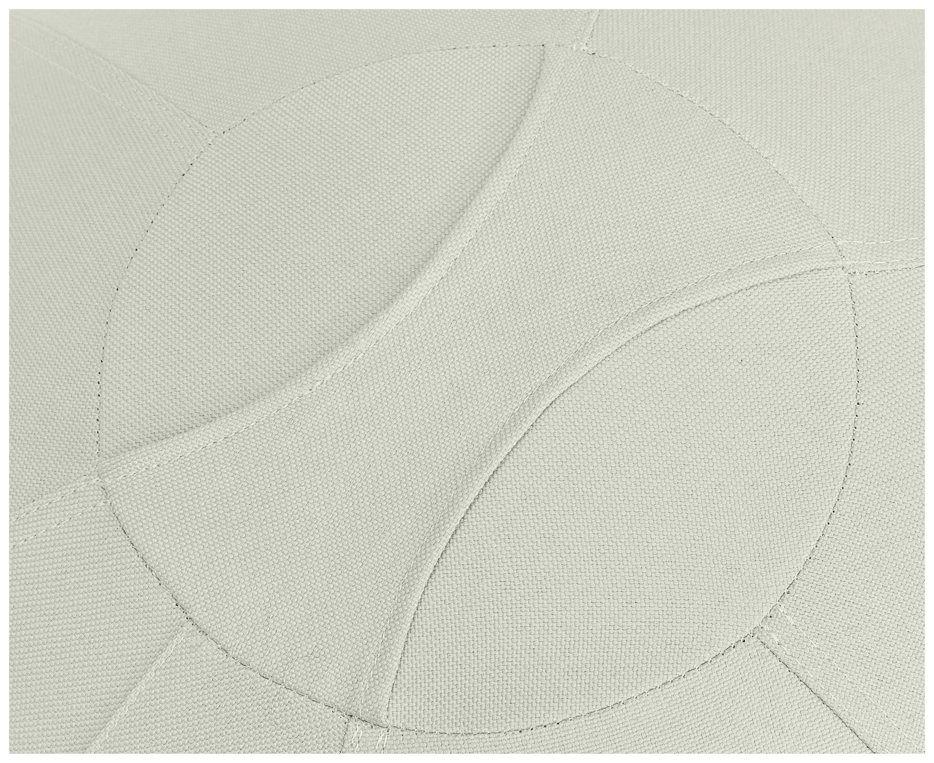 La gros plan révèle une structure de tissu grise avec des motifs circulaires qui se chevauchent, formant une texture esthétique.