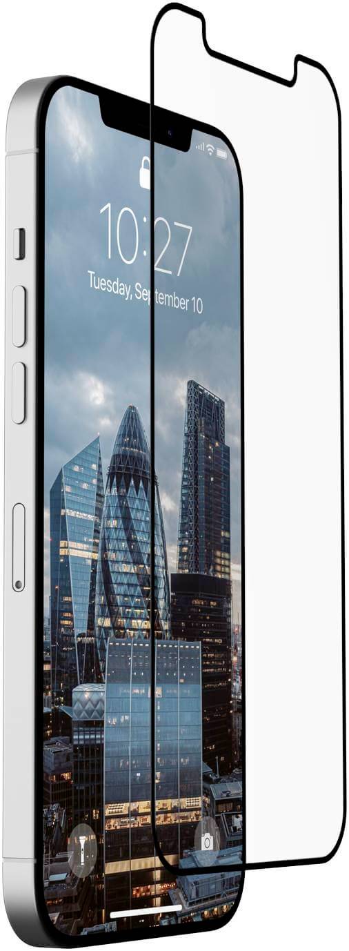 Smartphone avec un film de protection sur l'écran, un fond montrant une skyline urbaine en soirée.