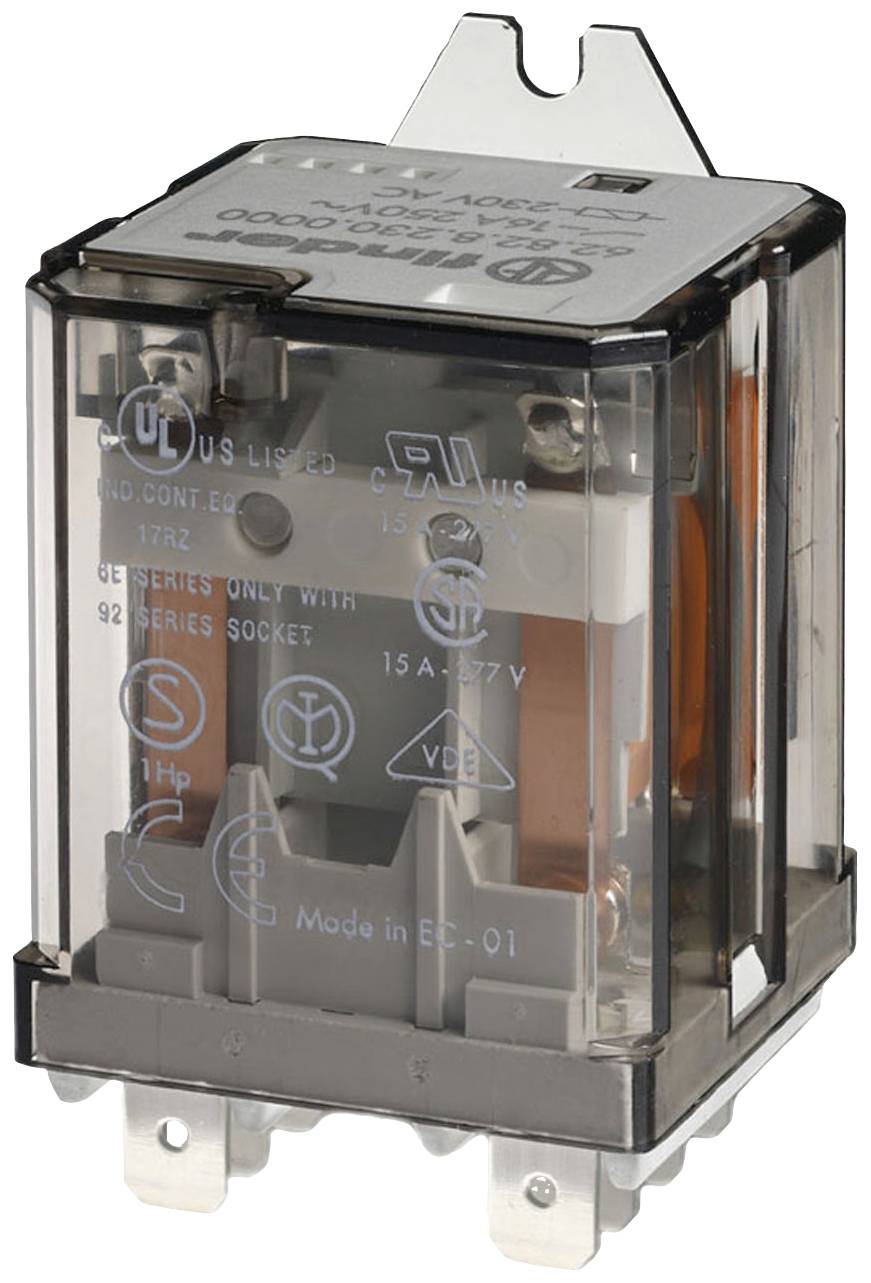 Un relais électrique rectangulaire avec un boîtier transparent montre ses bobines et contacts internes. Des informations techniques sont imprimées sur le boîtier.