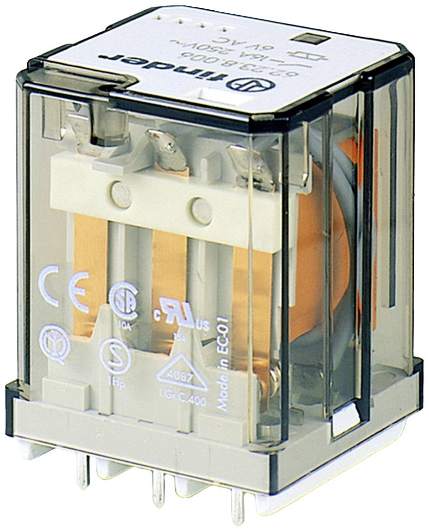 Un relais rectangulaire à boîtier transparent, montrant des contacts en cuivre internes et des connexions électriques ; nom de marque imprimé.