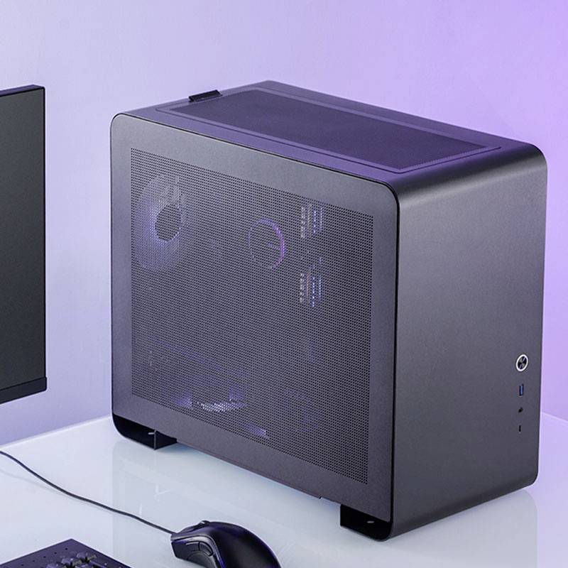 Un ordinateur de bureau noir avec un panneau latéral transparent est posé sur un bureau à côté d'un autre boîtier noir.