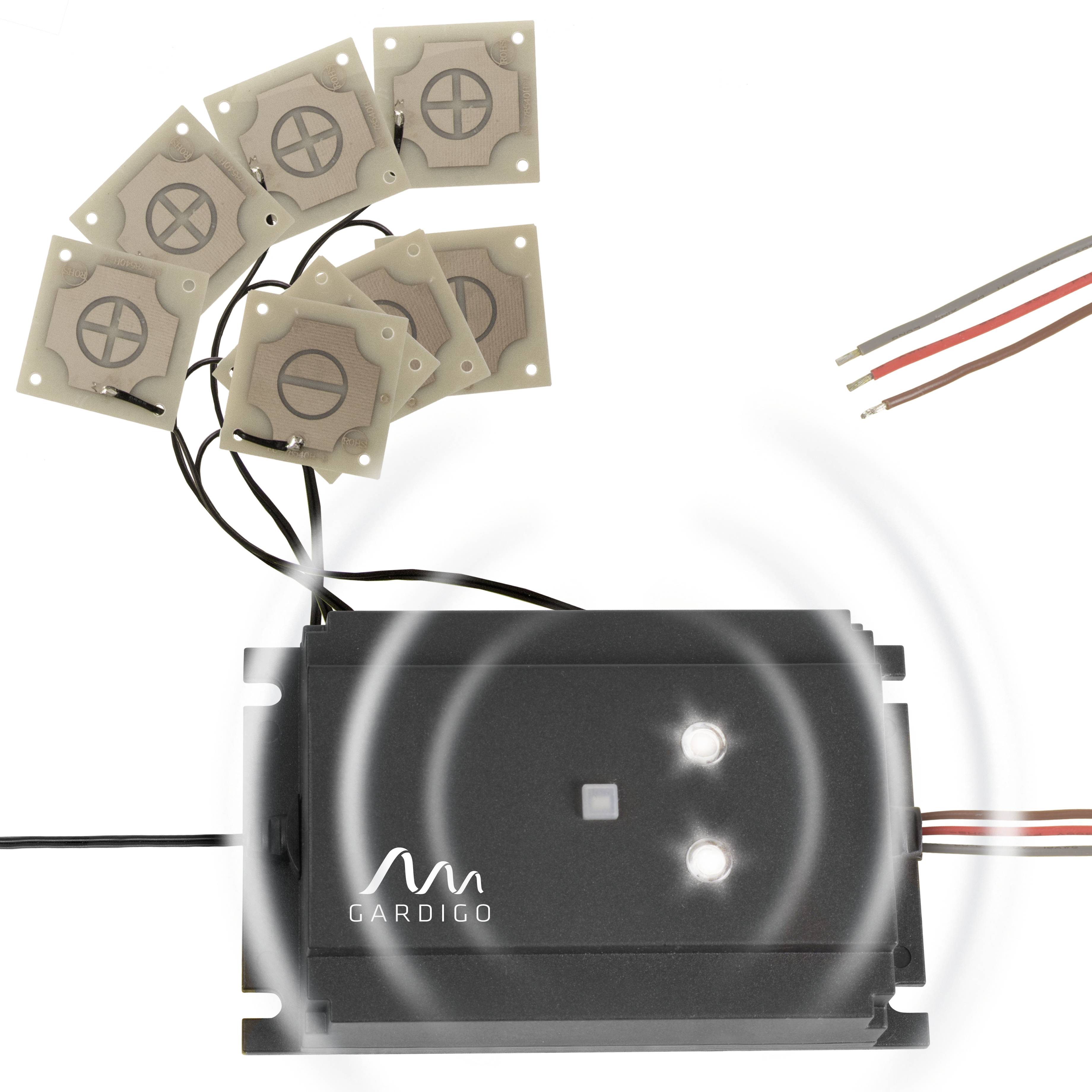 Appareil électronique de lutte contre les nuisibles doté de plusieurs capteurs circulaires, reliés par des câbles. S'illumine lors de son fonctionnement.