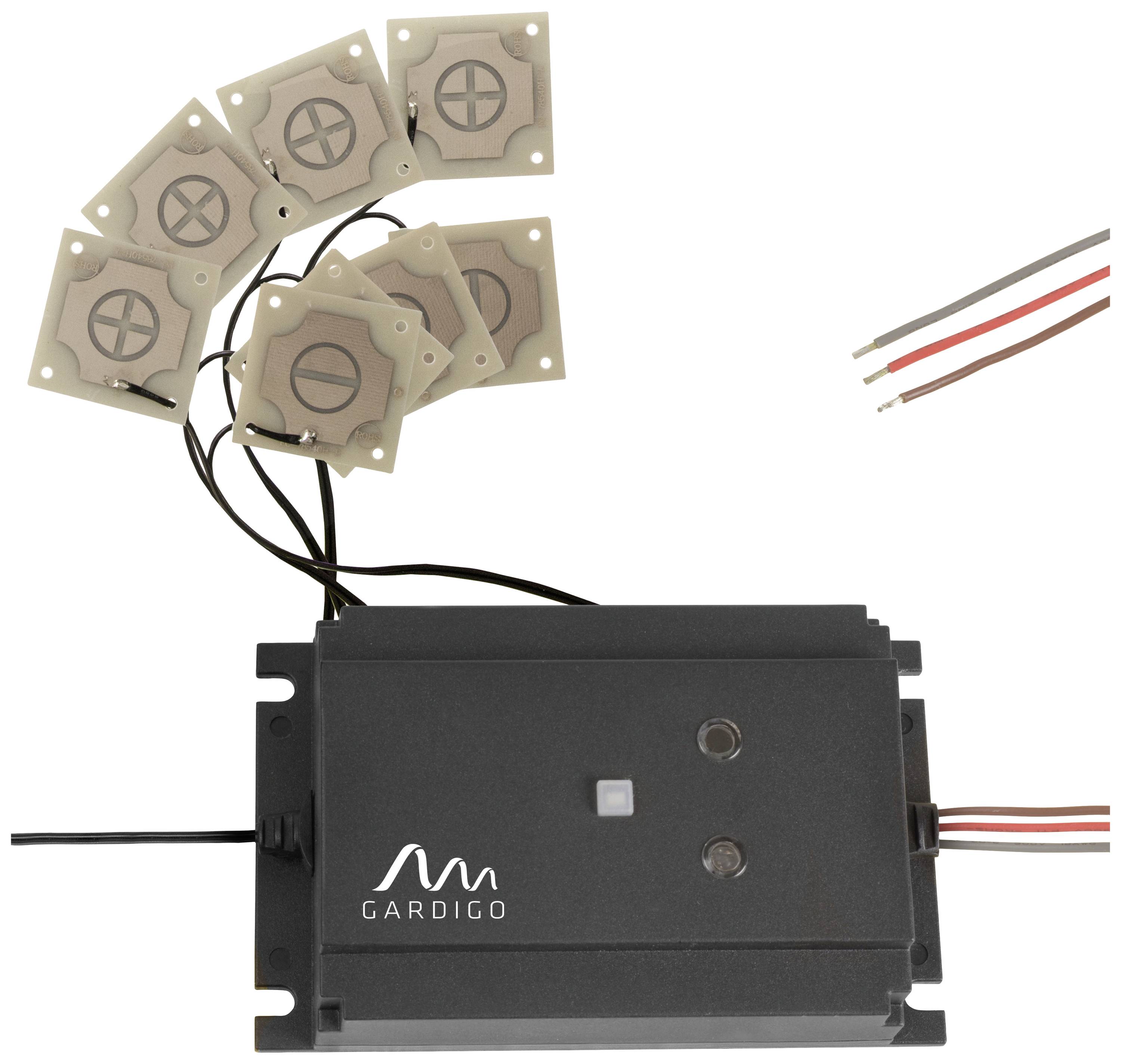 Un appareil électronique avec six petits capteurs. Marqué 'GARDIGO'. Plusieurs câbles de connexion sont visibles ; probablement un dispositif de lutte contre les nuisibles.