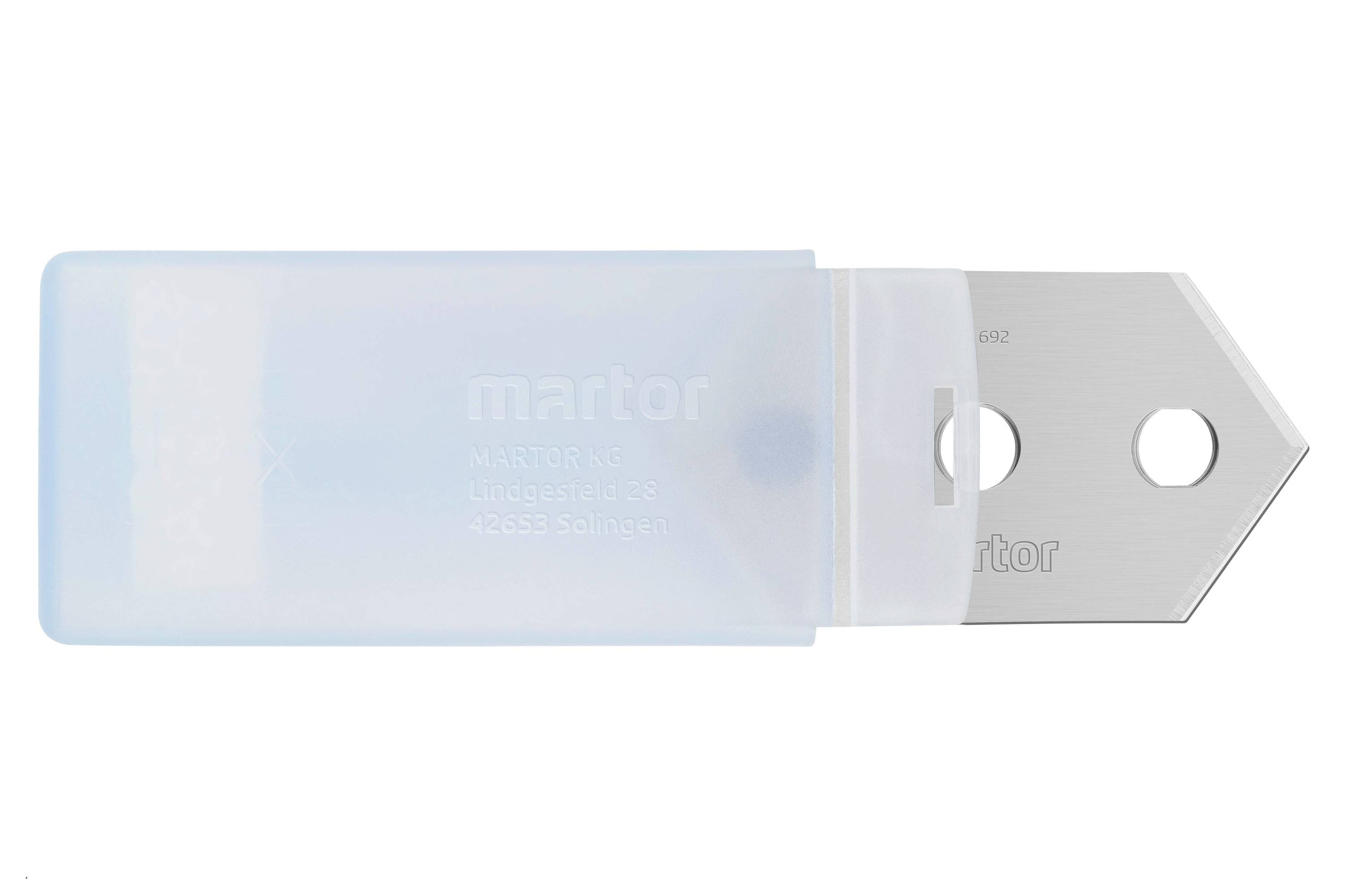 Un porte-lame de rechange avec boîtier transparent, présentant une lame trapézoïdale percée de deux trous, adapté aux couteaux de sécurité.