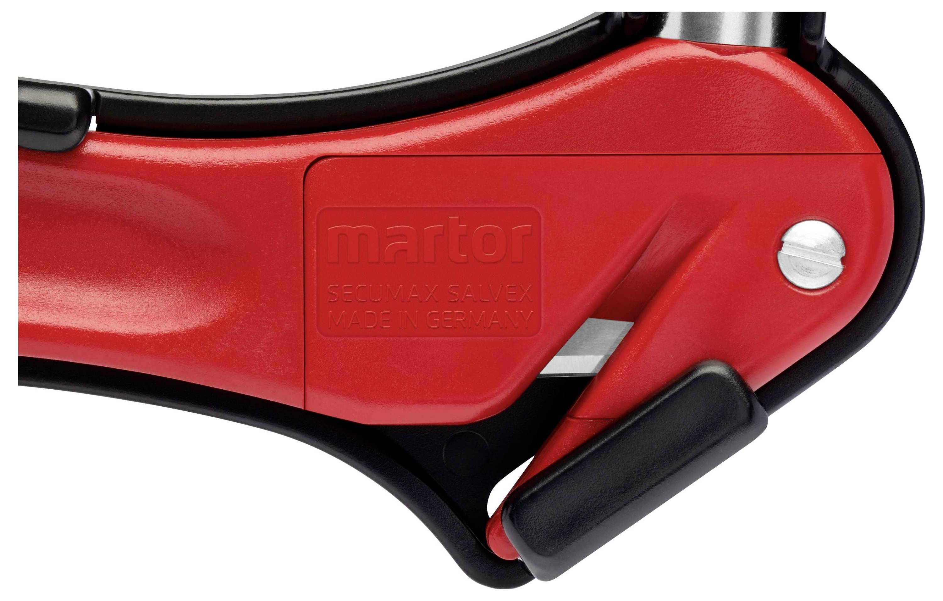 Un couteau de sécurité rouge avec une poignée ergonomique et une lame noire est représenté sur un fond blanc.