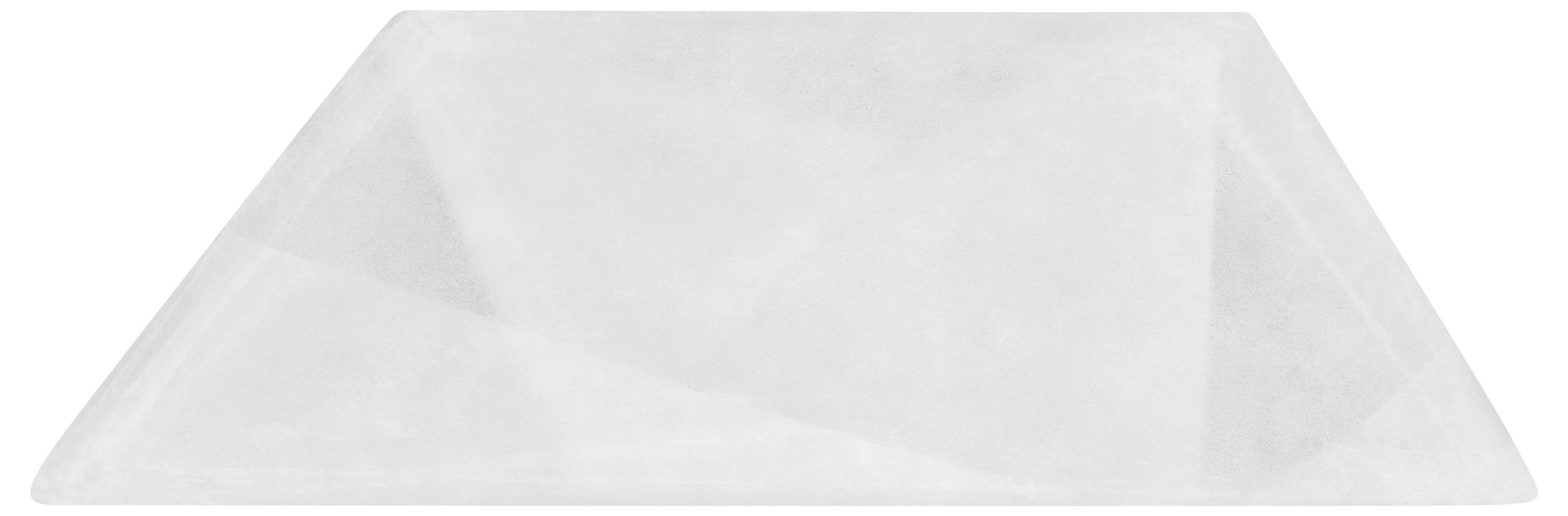 L'image montre une sculpture de prisme triangulaire blanche et semi-transparente devant un fond blanc.